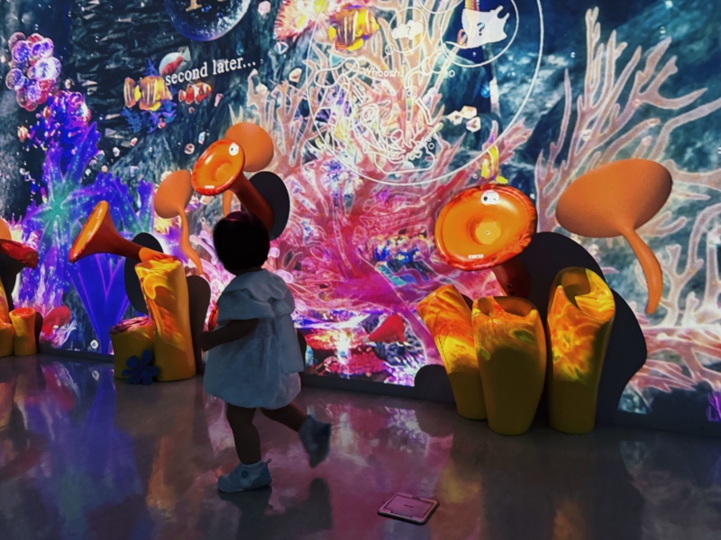 2026桃園水族館Xpark體驗心得:13展區亮點/便宜門票/表演時間/餐廳與停車攻略 29 Xpark水族館虛實互動展區的魚群、珊瑚與海洋生物投影