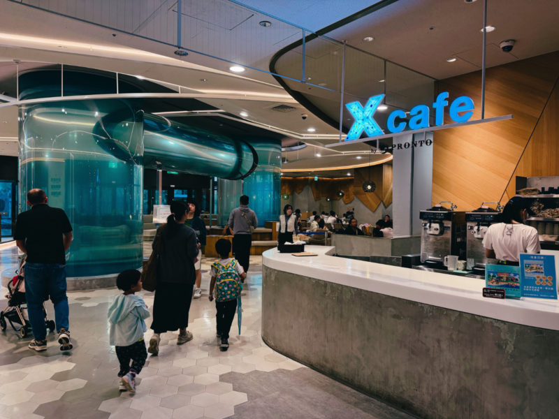 2026桃園水族館Xpark體驗心得:13展區亮點/便宜門票/表演時間/餐廳與停車攻略 60 Xpark餐廳Xcafe by PRONTO用餐區與水族景觀