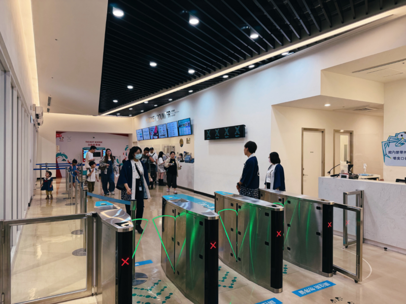 2026桃園水族館Xpark體驗心得:13展區亮點/便宜門票/表演時間/餐廳與停車攻略 55 Xpark水族館門票驗票入口、自動售票機與服務櫃台