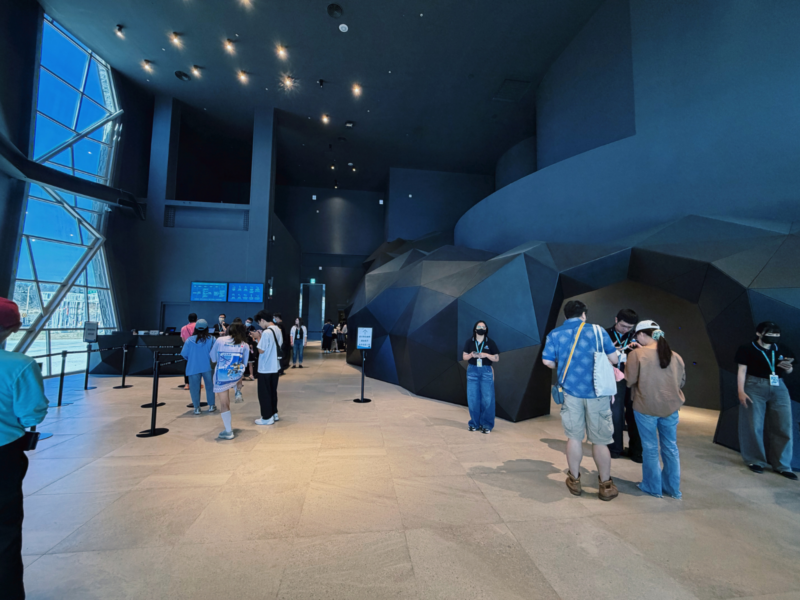 2026台中海洋館必看9大展區攻略!便宜門票/預約方式/海線一日遊路線推薦-TaichungAquarium 7 台中海洋館入口大廳,深藍色幾何牆面前設有排隊動線與入館通道