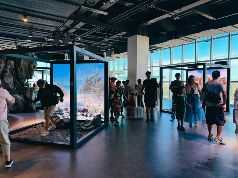 2026台中海洋館必看9大展區攻略!便宜門票/預約方式/海線一日遊路線推薦-TaichungAquarium 15 台中海洋館台中河川區展場,遊客穿梭在透明魚缸與河川生態造景之間