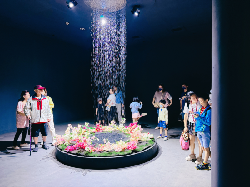 2026台中海洋館必看9大展區攻略!便宜門票/預約方式/海線一日遊路線推薦-TaichungAquarium 13 台中海洋館台中河川區圓形花草造景,上方垂落水流,遊客沿周圍步道參觀
