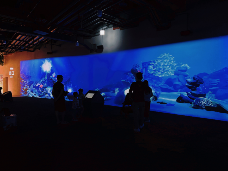 2026台中海洋館必看9大展區攻略!便宜門票/預約方式/海線一日遊路線推薦-TaichungAquarium 53 台中海洋館海洋學園區,大型海洋投影牆前設有互動操作台